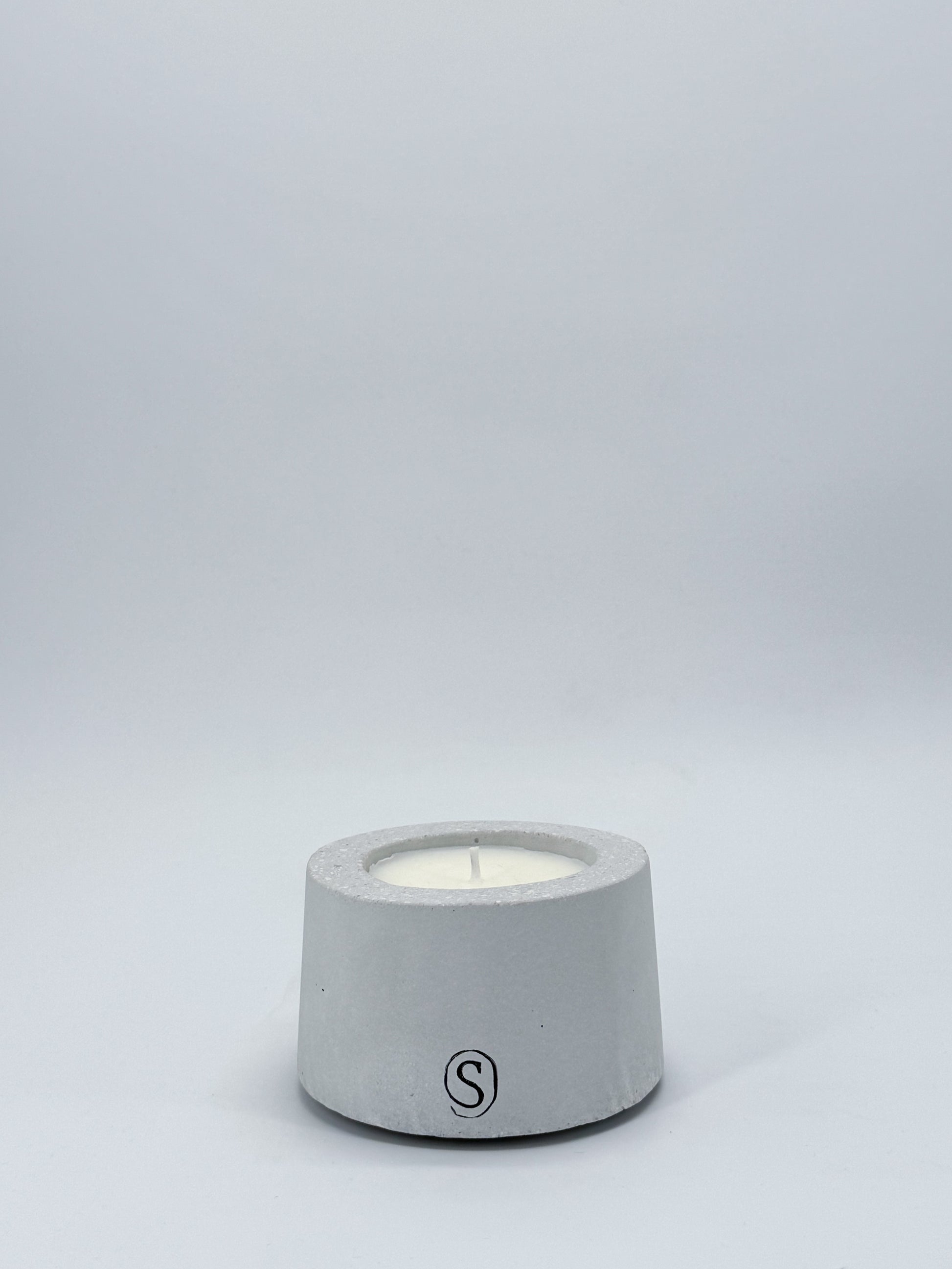 Refillable concrete candle with minimalist lid, handmade in Provence
Indoor concrete candle with soft natural fragrance, refillable and handmade in Provence, perfect for home decor — Siwa Candles.