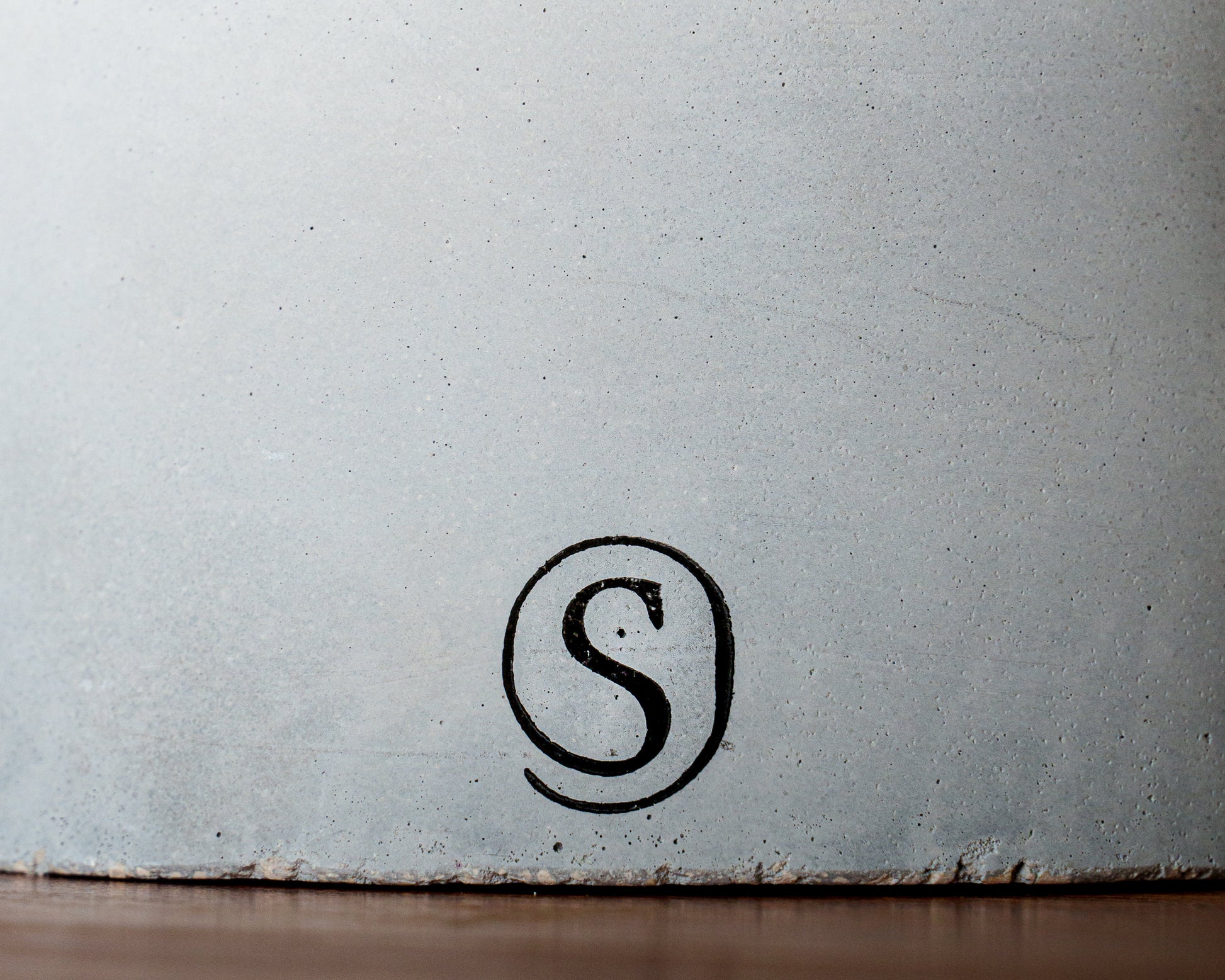 Refillable concrete candle with minimalist lid, handmade in Provence
Indoor concrete candle with soft natural fragrance, refillable and handmade in Provence, perfect for home decor — Siwa Candles.