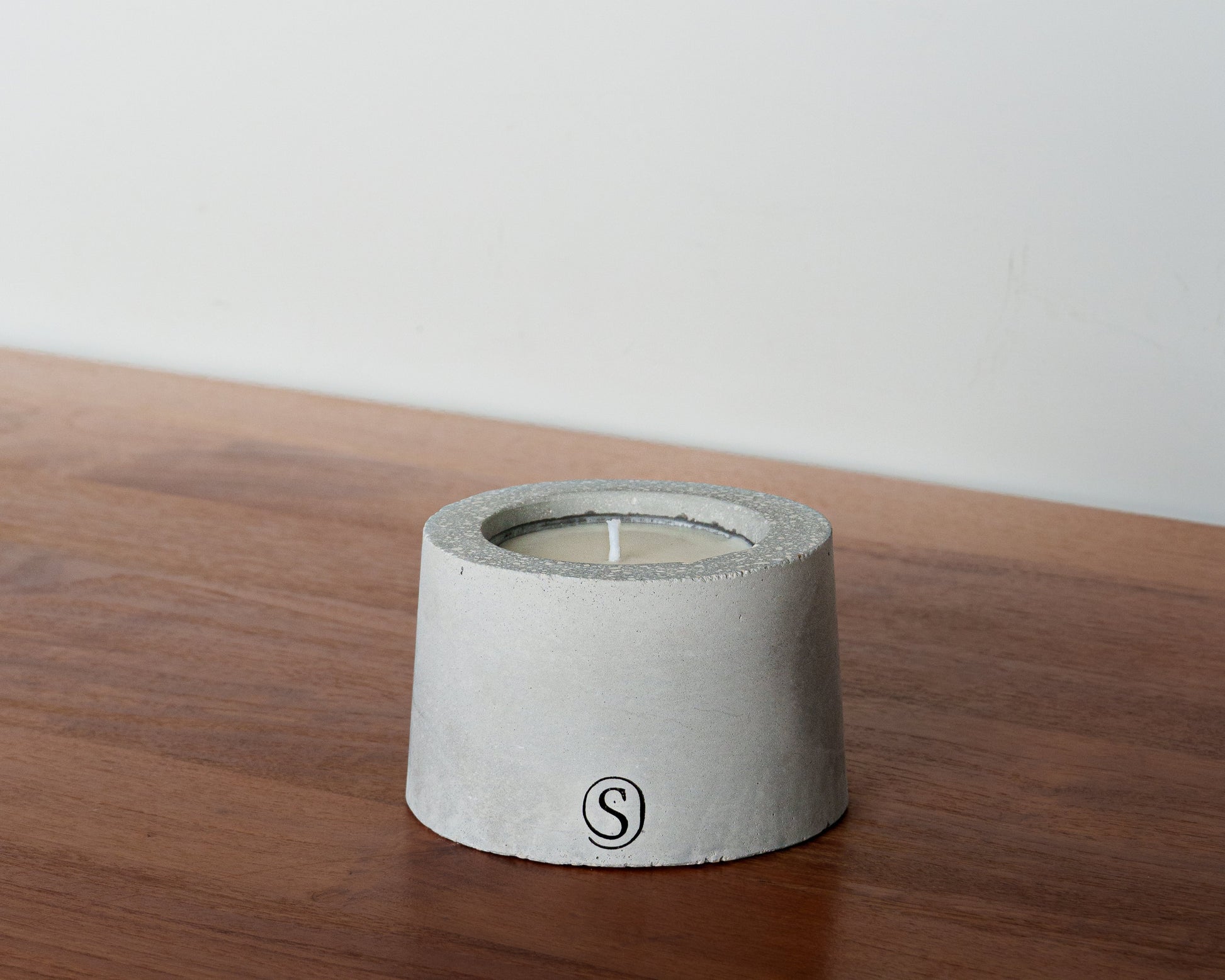 Refillable concrete candle with minimalist lid, handmade in Provence
Indoor concrete candle with soft natural fragrance, refillable and handmade in Provence, perfect for home decor — Siwa Candles.