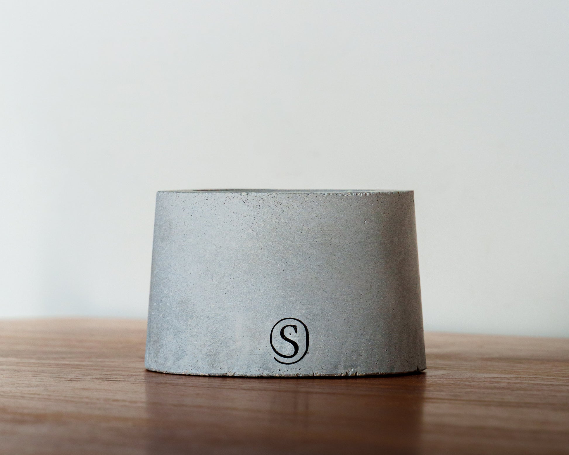 Refillable concrete candle with minimalist lid, handmade in Provence
Indoor concrete candle with soft natural fragrance, refillable and handmade in Provence, perfect for home decor — Siwa Candles.