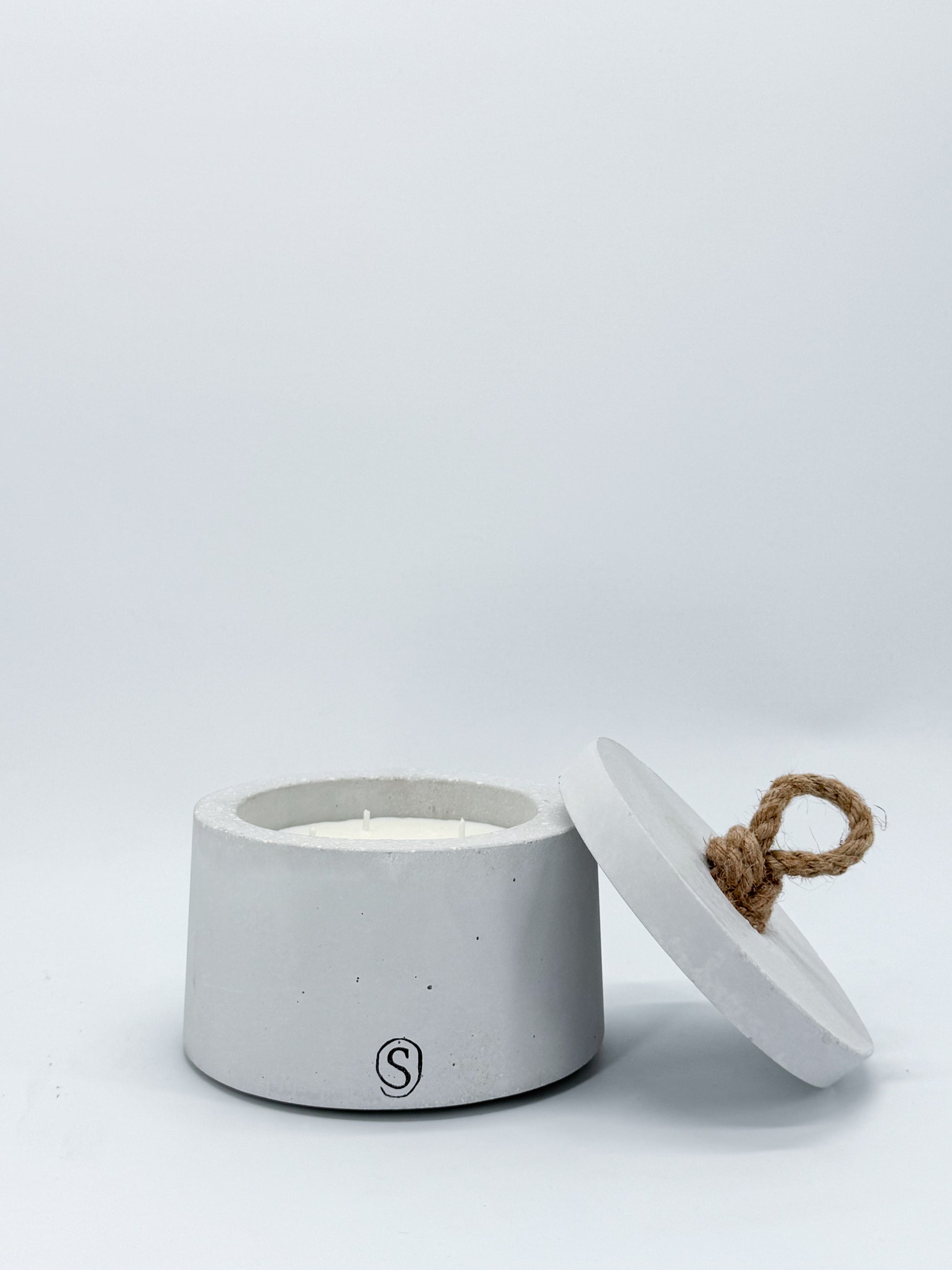 Refillable concrete candle with minimalist lid, handmade in Provence
Indoor concrete candle with soft natural fragrance, refillable and handmade in Provence, perfect for home decor — Siwa Candles.