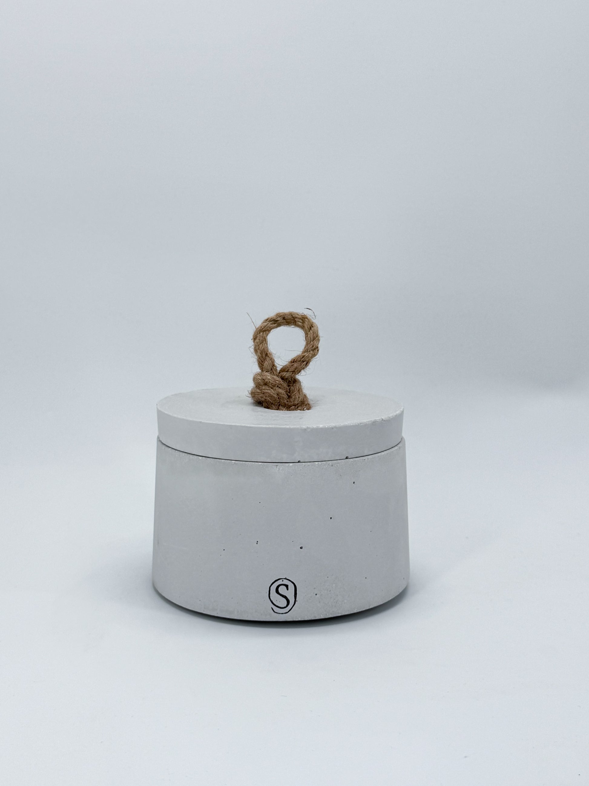 Refillable concrete candle with minimalist lid, handmade in Provence
Indoor concrete candle with soft natural fragrance, refillable and handmade in Provence, perfect for home decor — Siwa Candles.