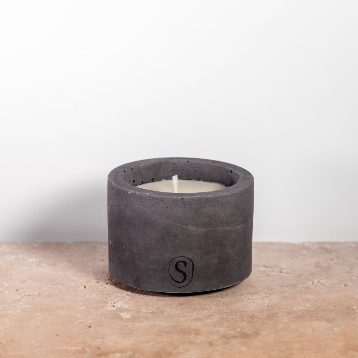 Bougie d’intérieur en béton noire faite main en Provence – Siwa Candles