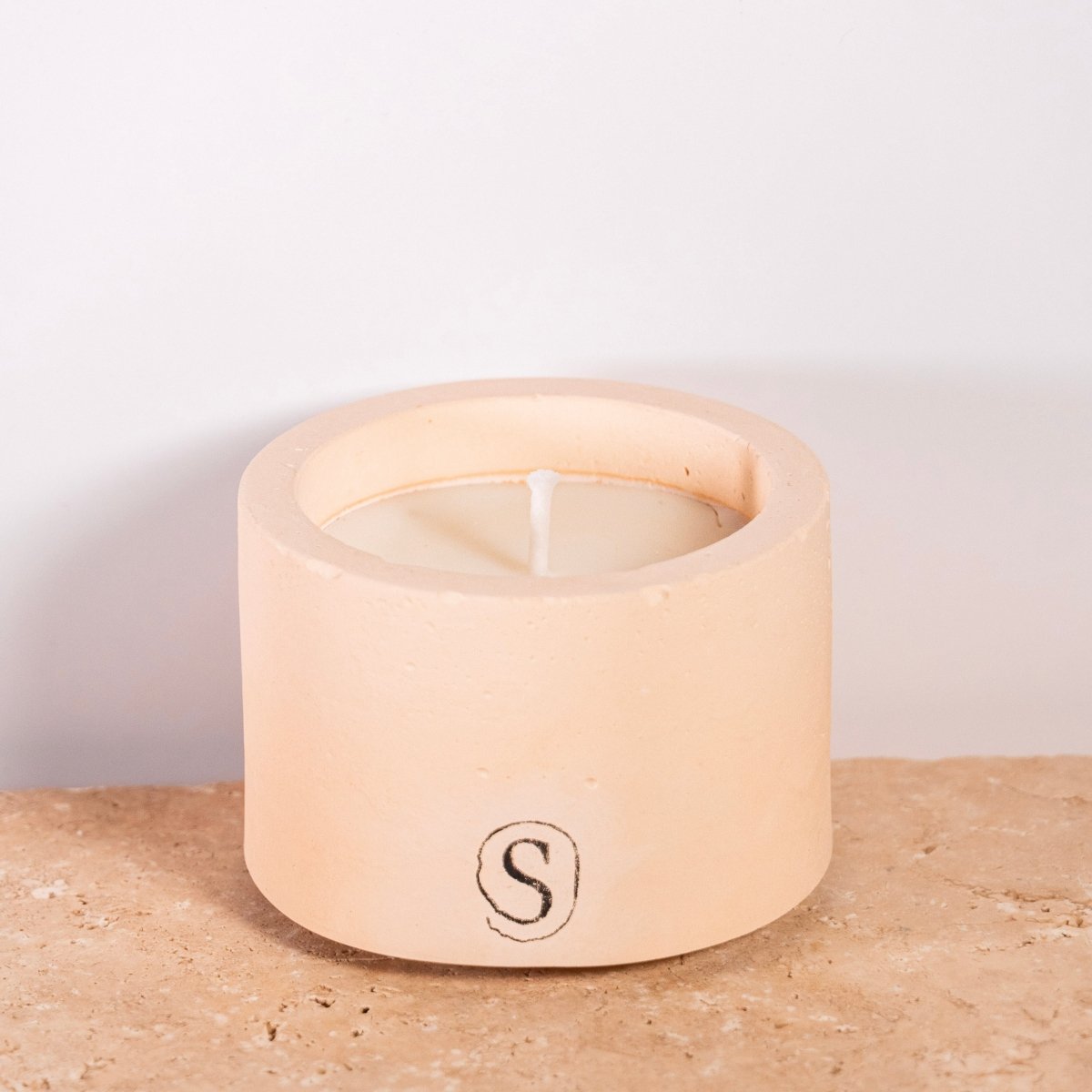 Bougie d’intérieur en béton orange faite main en Provence – Siwa Candles