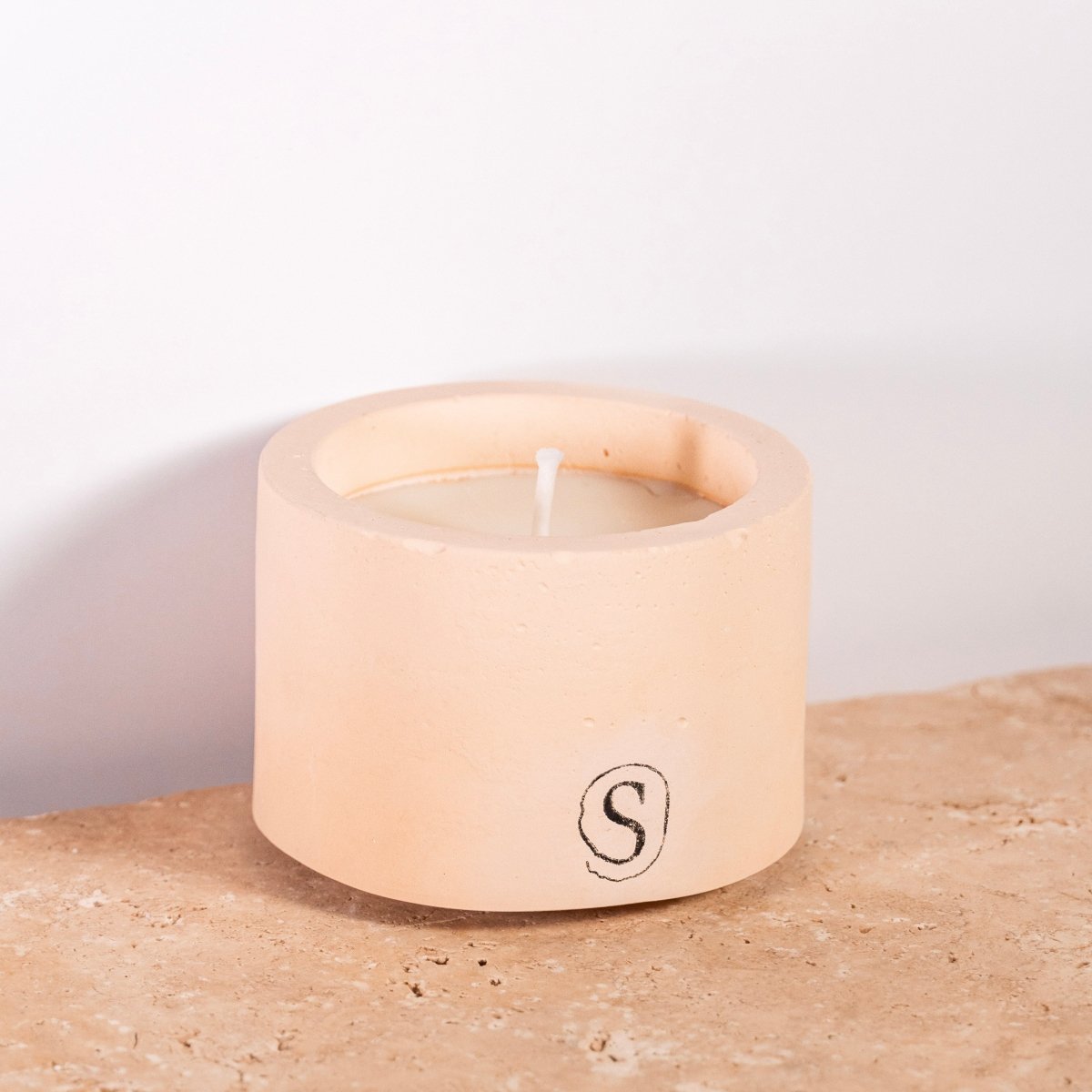 Bougie d’intérieur en béton orange faite main en Provence – Siwa Candles