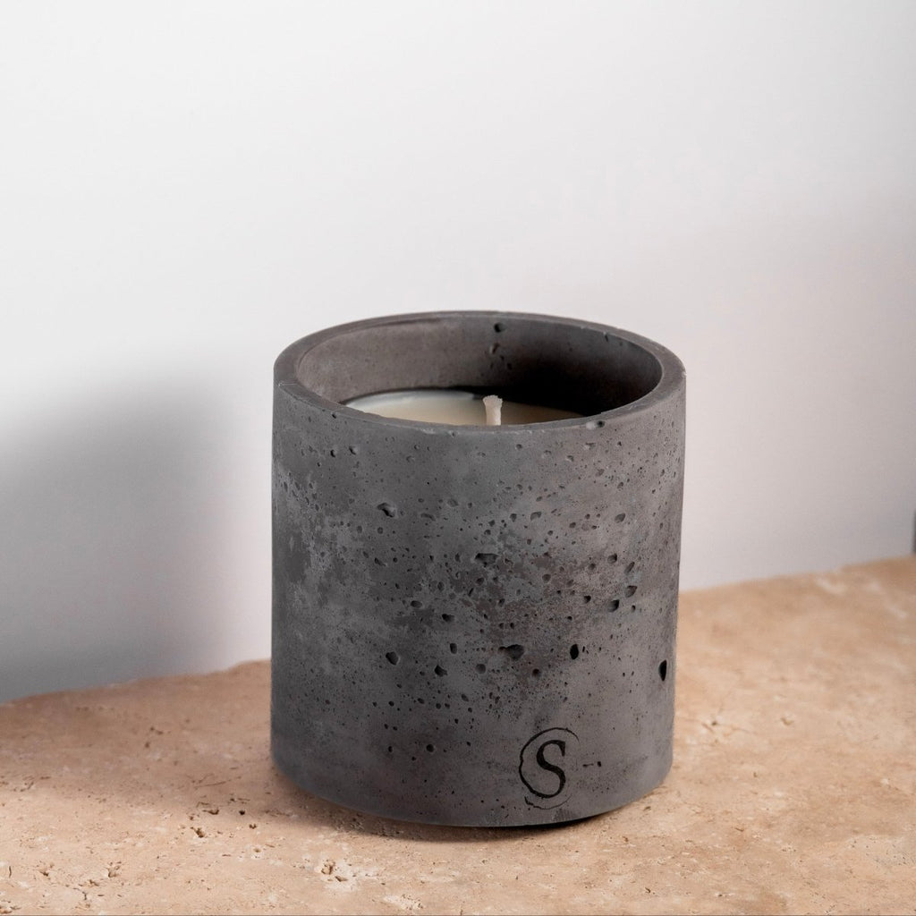 Bougie d’intérieur en béton noire faite main en Provence – Siwa Candles