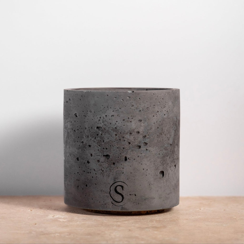 Bougie d’intérieur en béton noire faite main en Provence – Siwa Candles