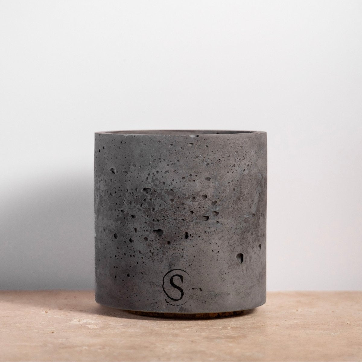 Bougie d’intérieur en béton noire faite main en Provence – Siwa Candles