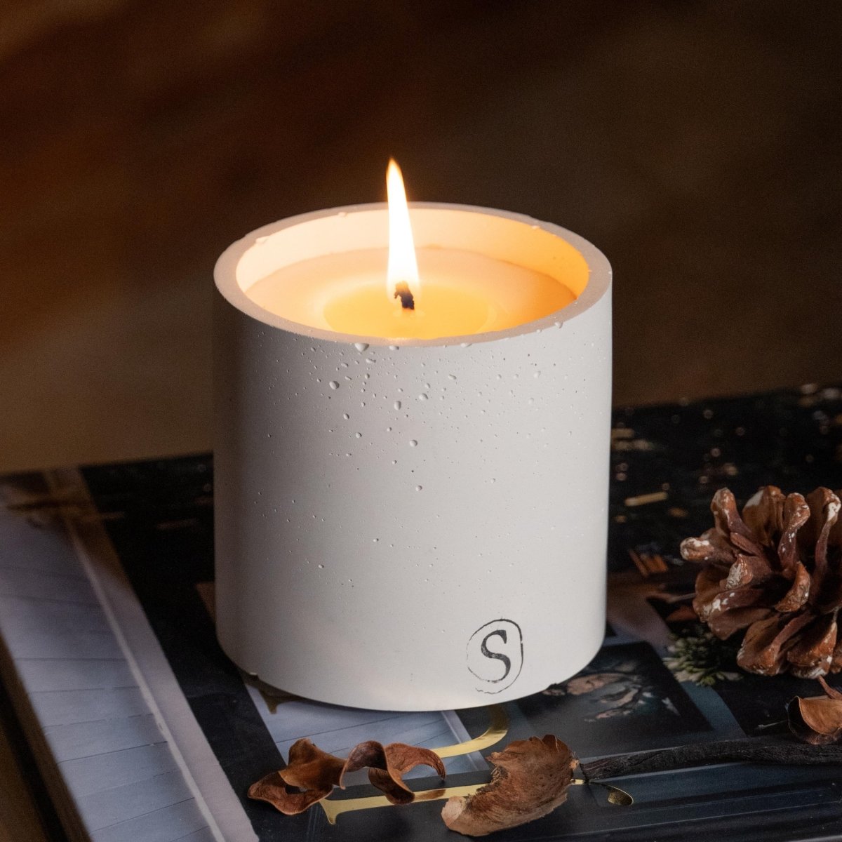 Bougie d’intérieur en béton blanche faite main en Provence – Siwa Candles