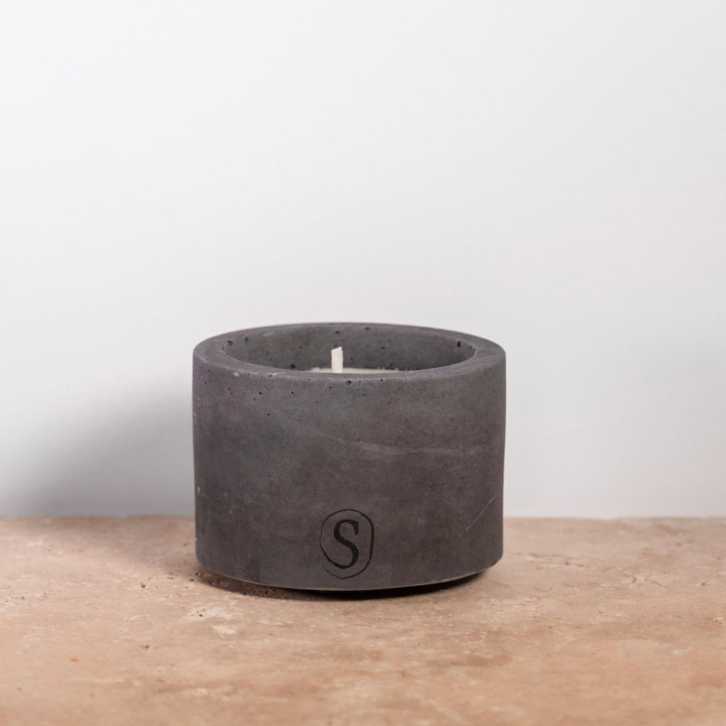 Bougie d’intérieur en béton noire faite main en Provence – Siwa Candles