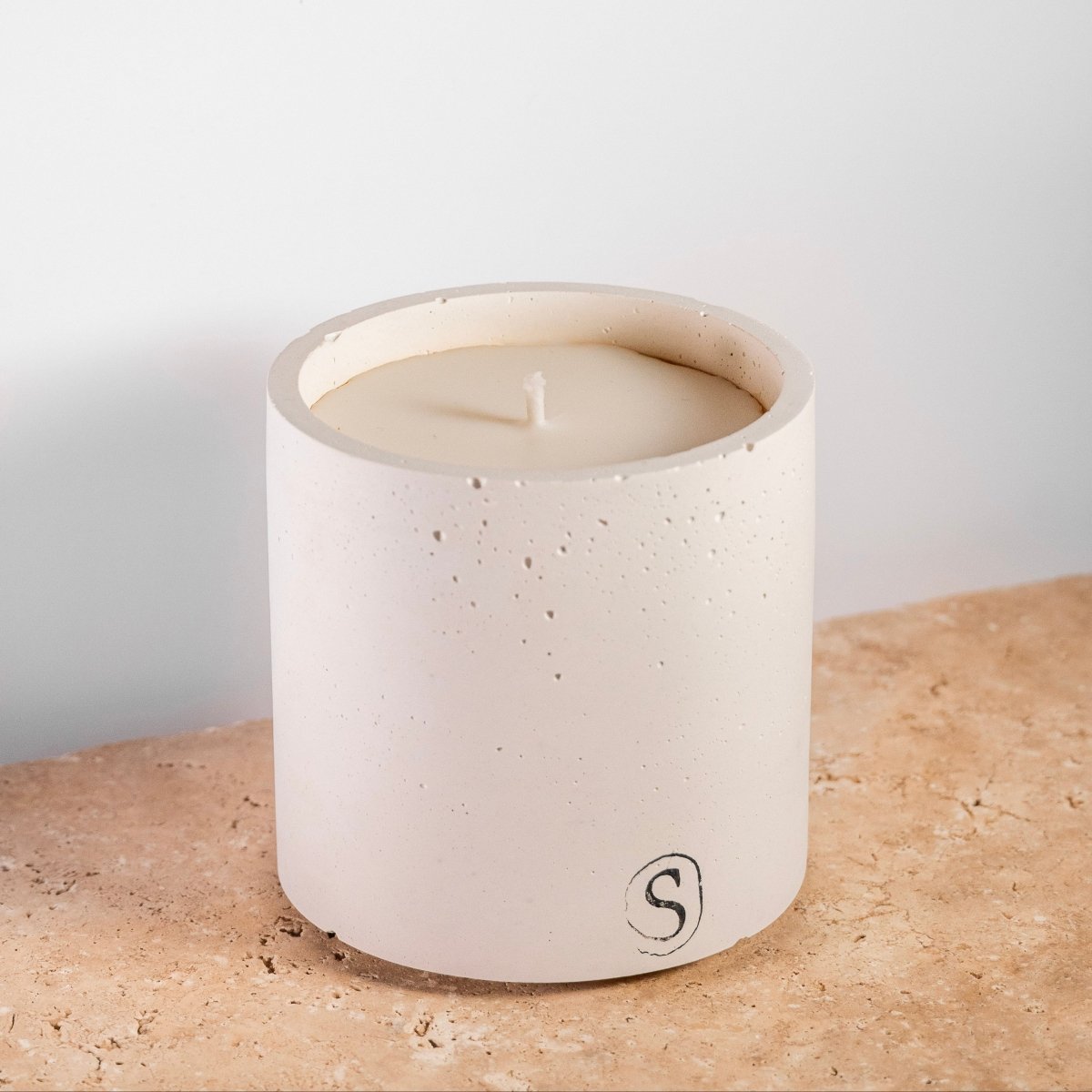Bougie d’intérieur en béton blanche faite main en Provence – Siwa Candles