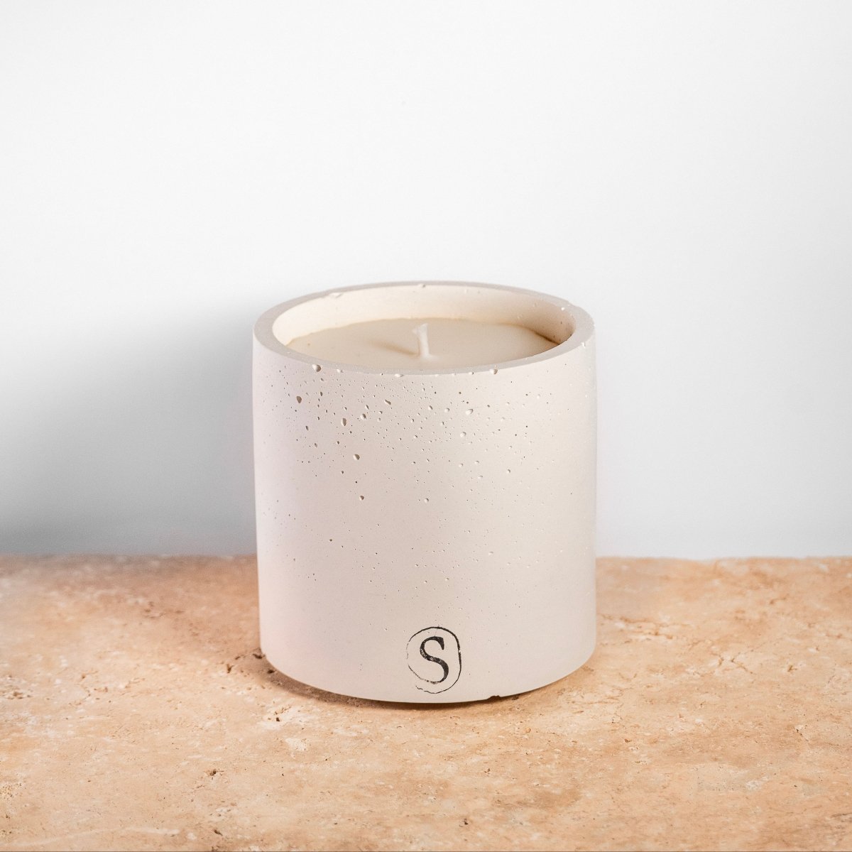 Bougie d’intérieur en béton blanche faite main en Provence – Siwa Candles