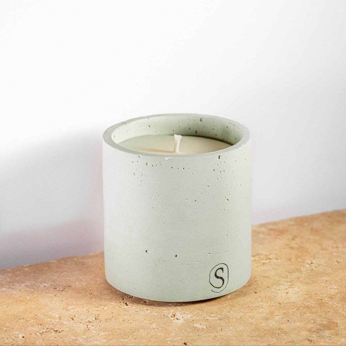 Bougie d’intérieur en béton verte faite main en Provence – Siwa Candles