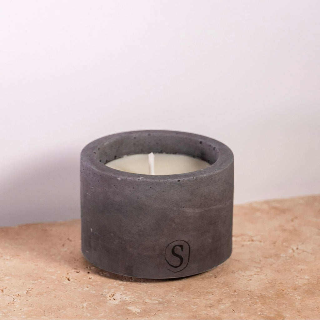 Bougie d’intérieur en béton noire faite main en Provence – Siwa Candles