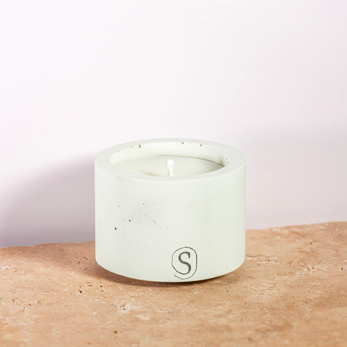 Bougie d’intérieur en béton verte faite main en Provence – Siwa Candles