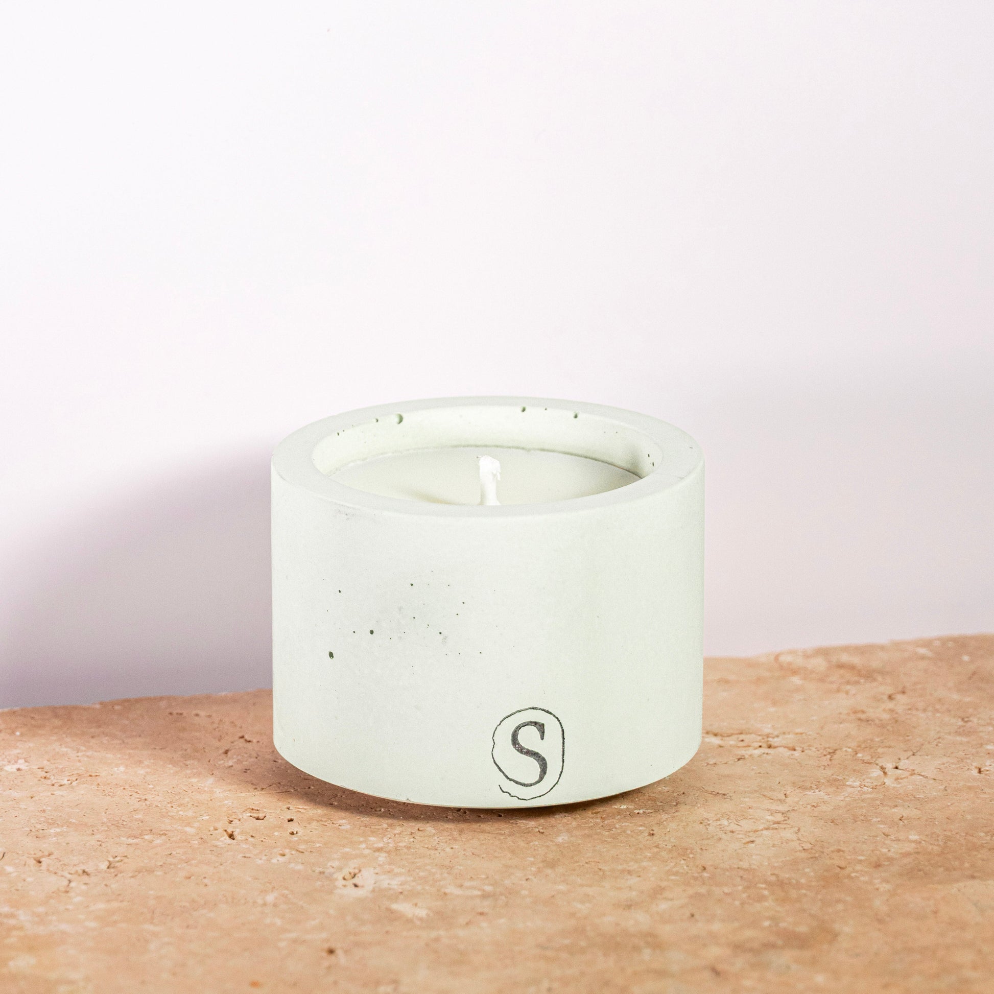 Bougie d’intérieur en béton verte faite main en Provence – Siwa Candles