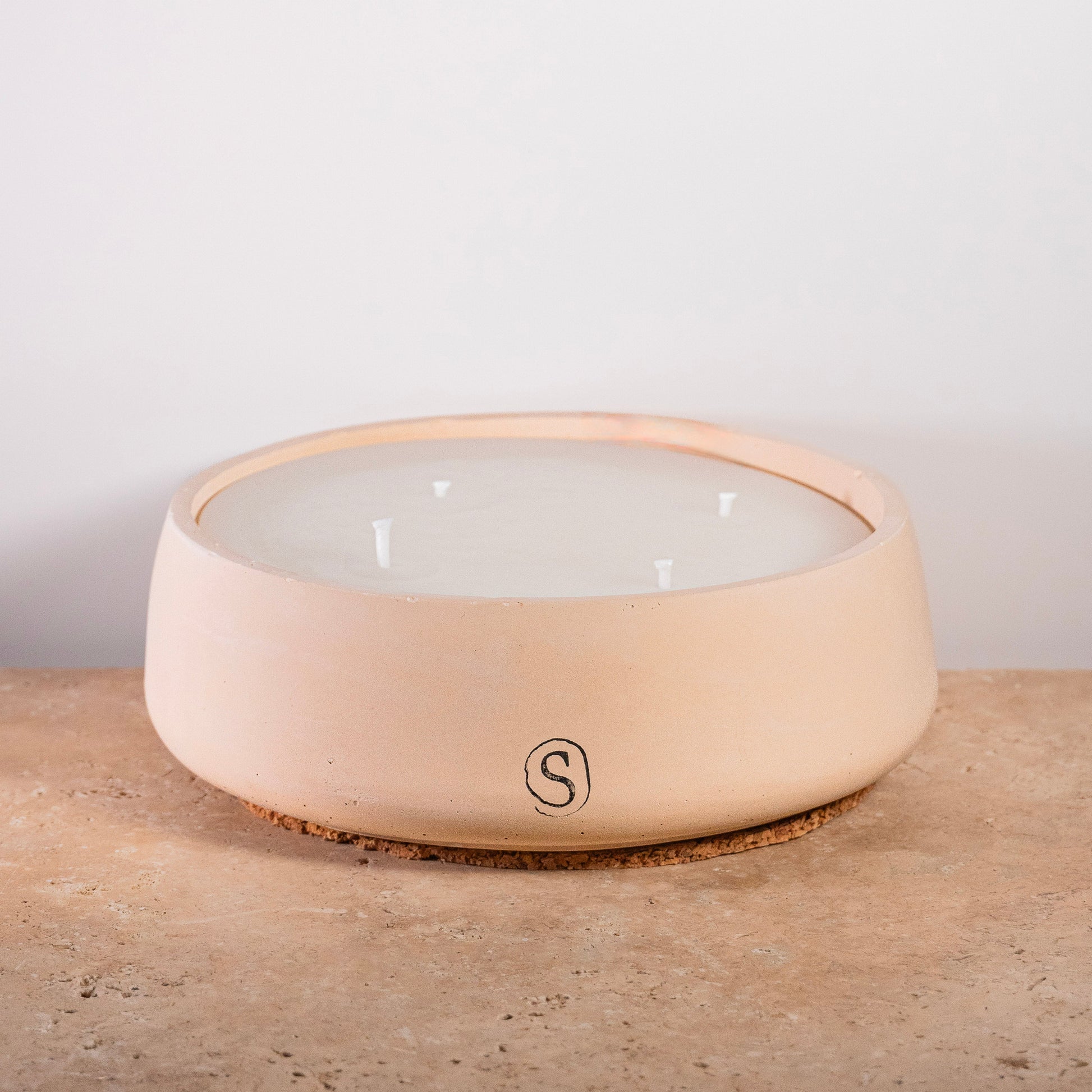 Bougie d’intérieur en béton orange faite main en Provence – Siwa Candles