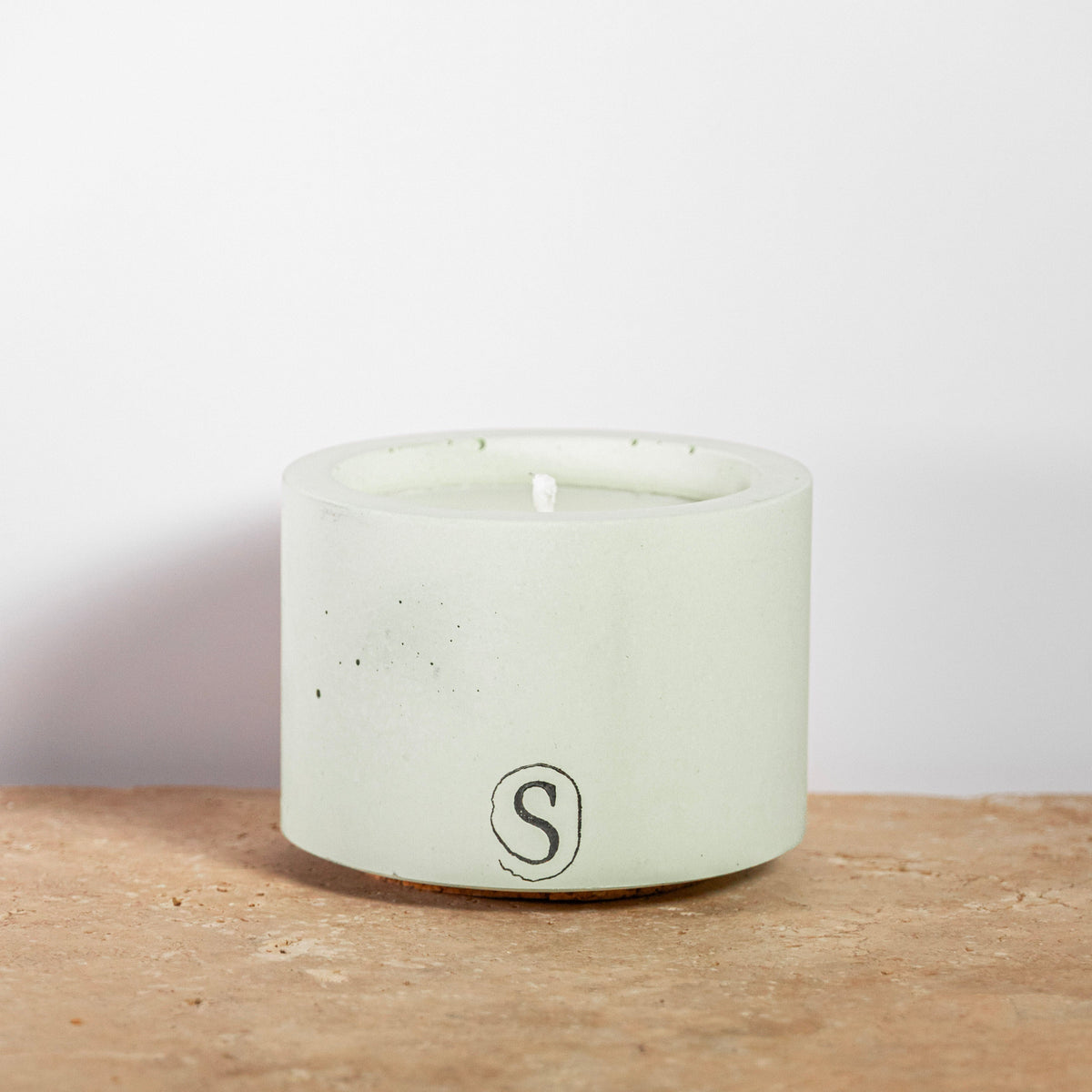 Bougie d’intérieur en béton verte faite main en Provence – Siwa Candles