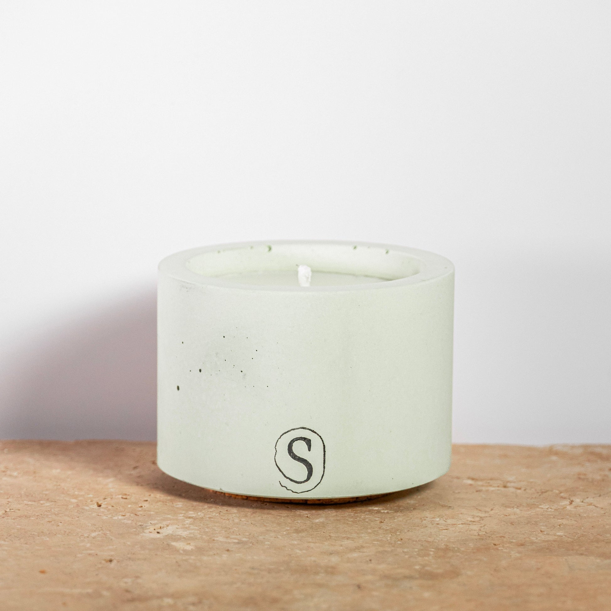 Bougie d’intérieur en béton verte faite main en Provence – Siwa Candles