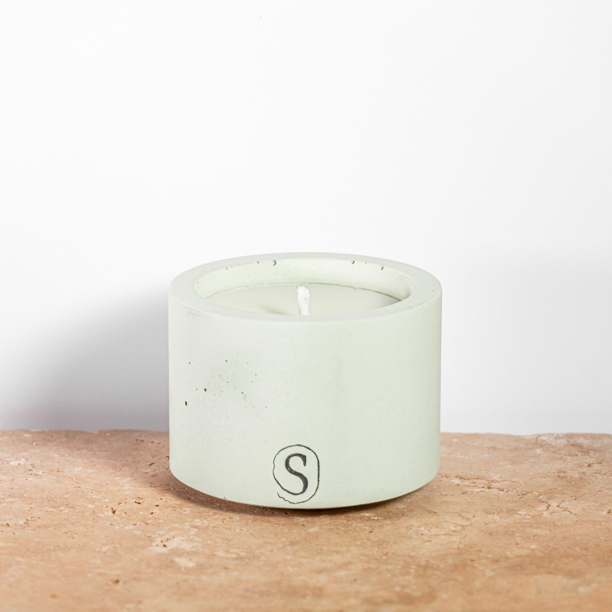 Bougie d’intérieur en béton verte faite main en Provence – Siwa Candles