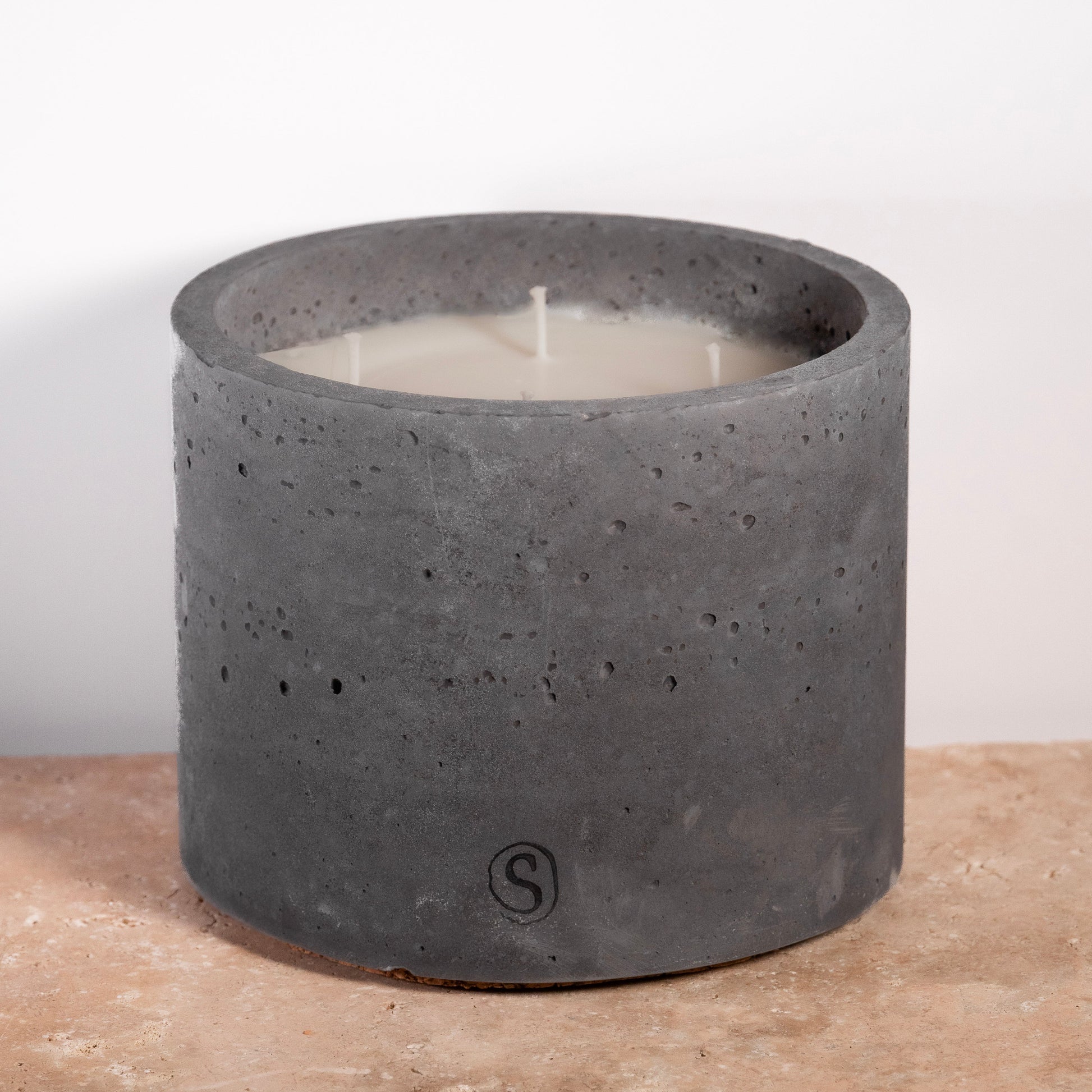 Bougie d’intérieur en béton noire faite main en Provence – Siwa Candles