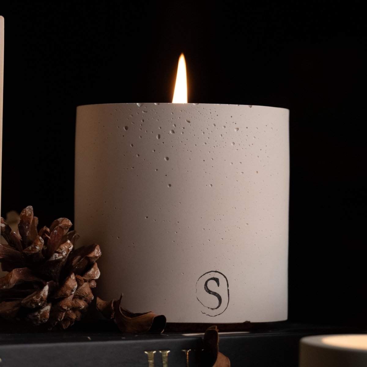 "Bougie d’intérieur en béton blanche faite main en Provence – Siwa Candles"