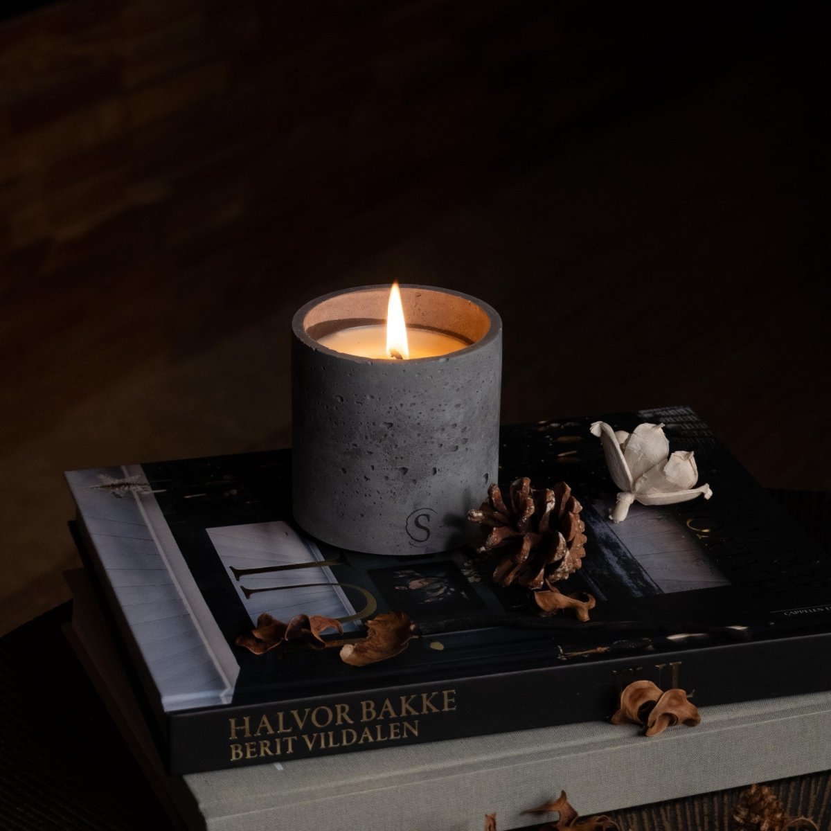 "Bougie d’intérieur en béton noire faite main en Provence – Siwa Candles"