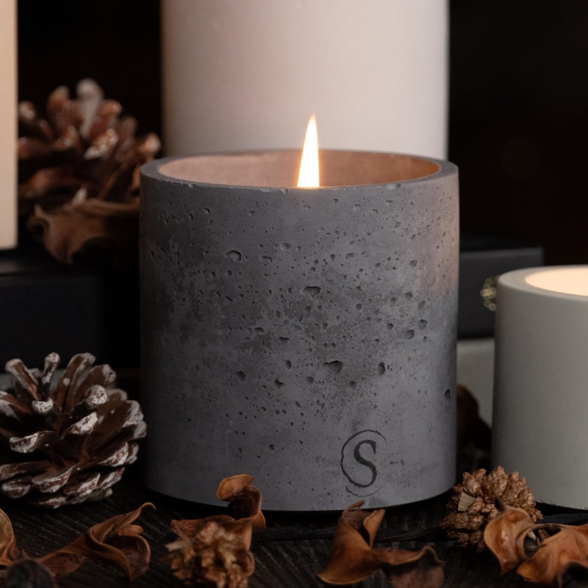 "Bougie d’intérieur en béton noire faite main en Provence – Siwa Candles"