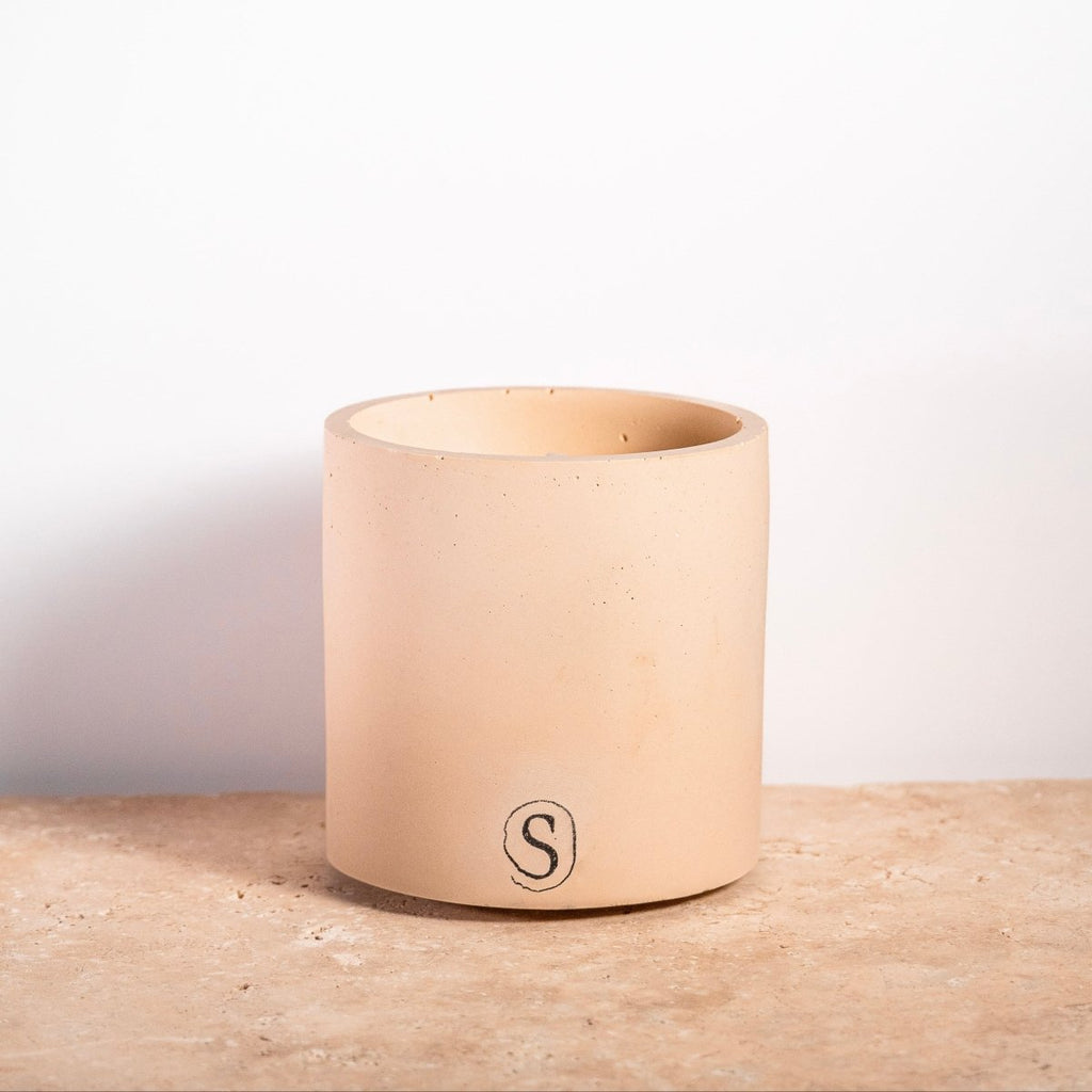 "Bougie d’intérieur en béton orange faite main en Provence – Siwa Candles"