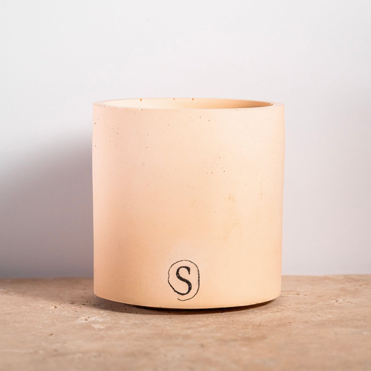 "Bougie d’intérieur en béton orange faite main en Provence – Siwa Candles"