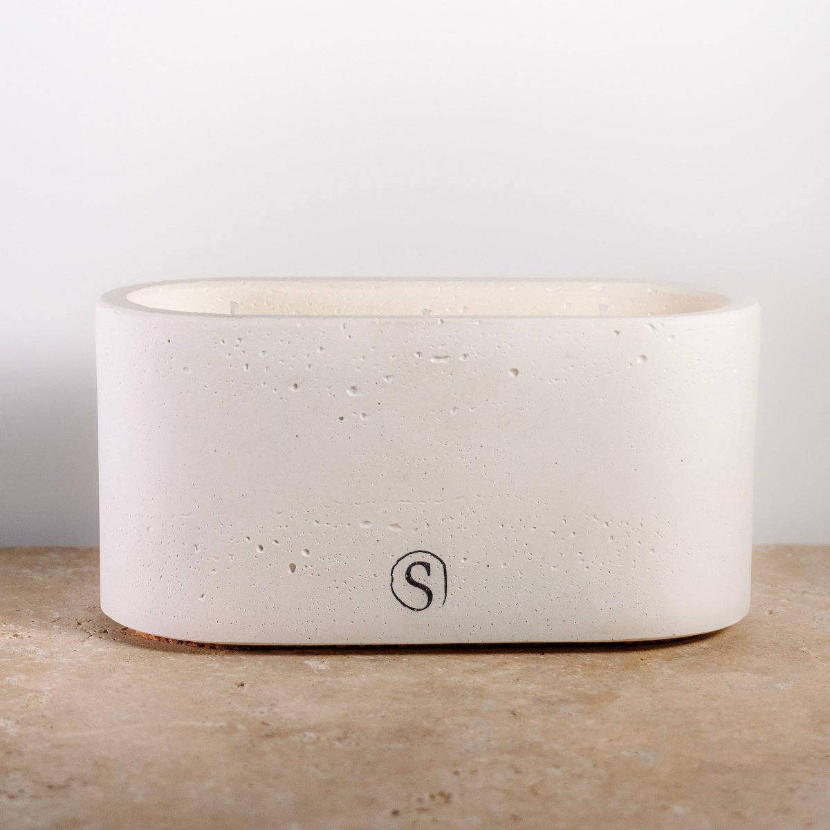 "Bougie d’intérieur en béton blanche faite main en Provence – Siwa Candles"