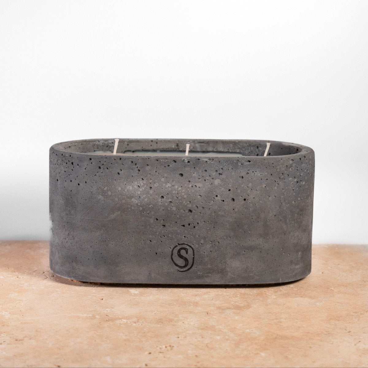 "Bougie d’intérieur en béton noire faite main en Provence – Siwa Candles"