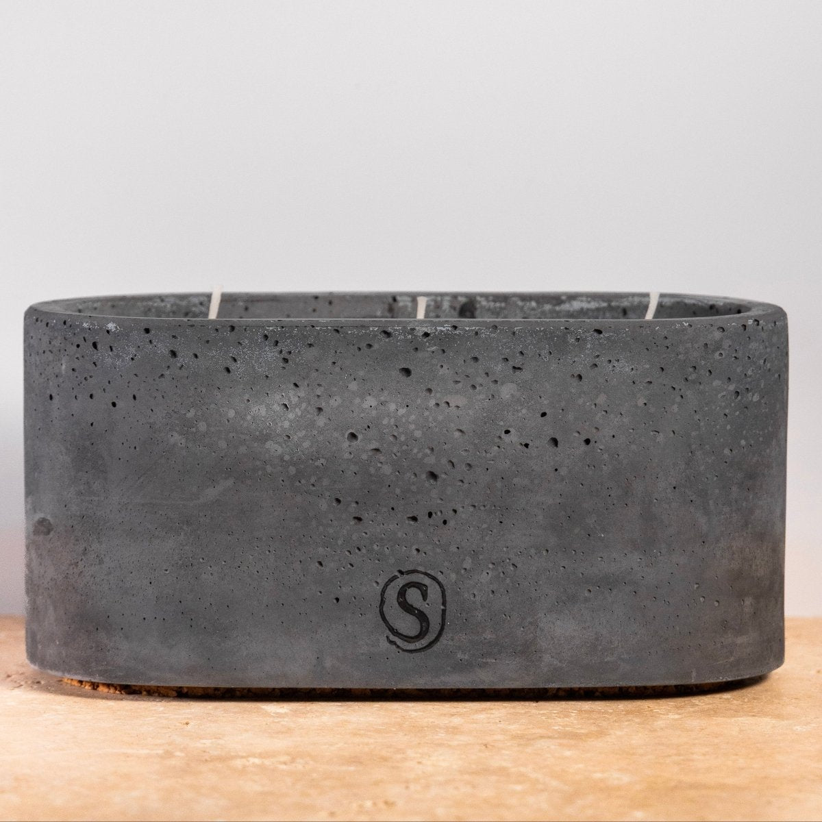 "Bougie d’intérieur en béton noire faite main en Provence – Siwa Candles"