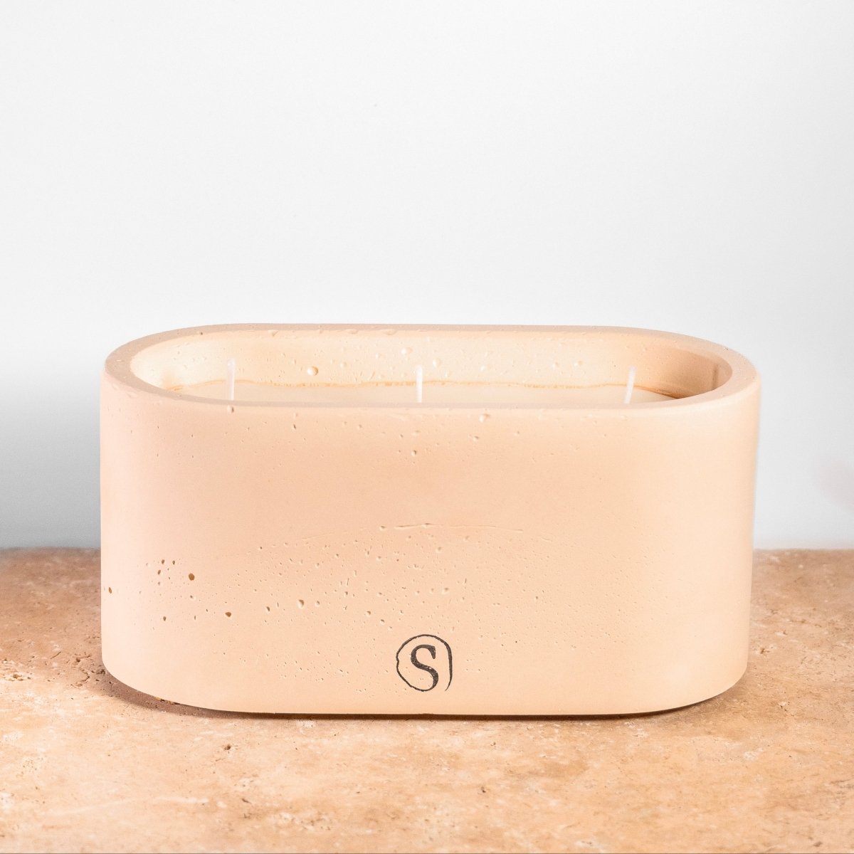 "Bougie d’intérieur en béton orange faite main en Provence – Siwa Candles"