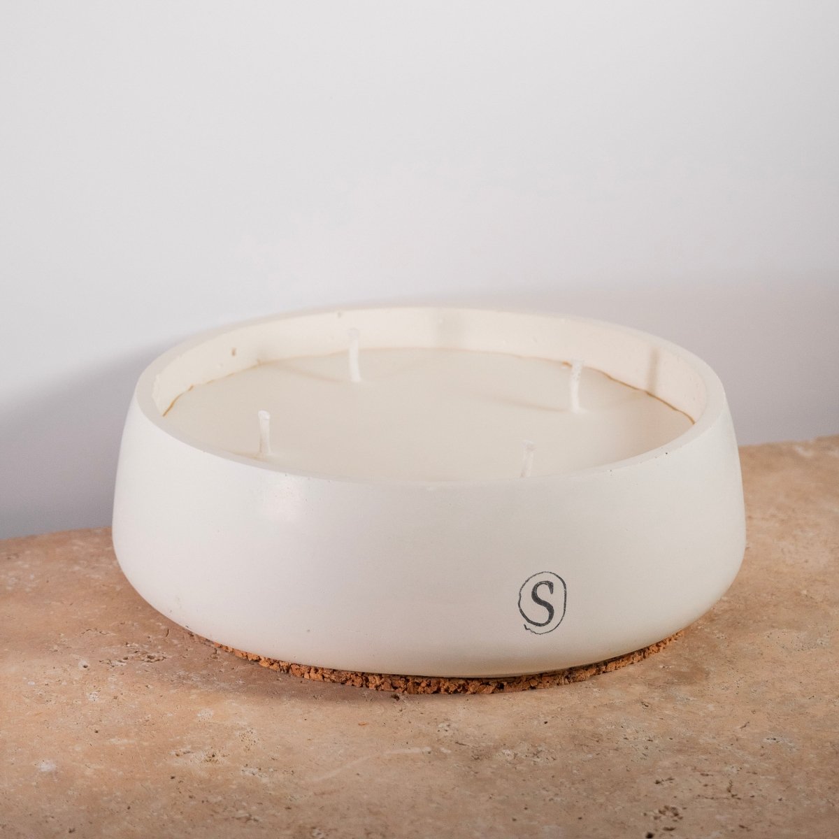 "Bougie d’intérieur en béton blanche faite main en Provence – Siwa Candles"