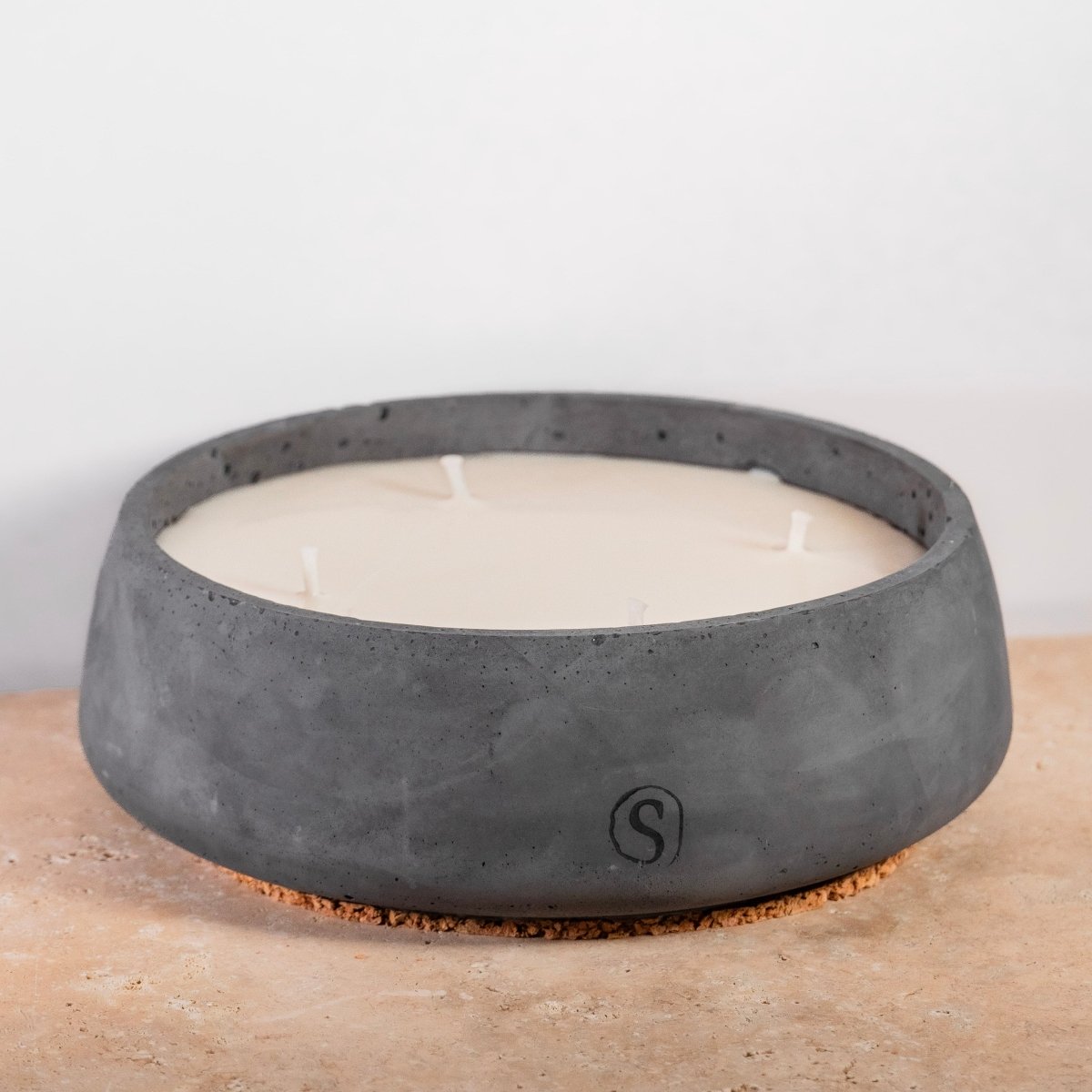 "Bougie d’intérieur en béton noire faite main en Provence – Siwa Candles"