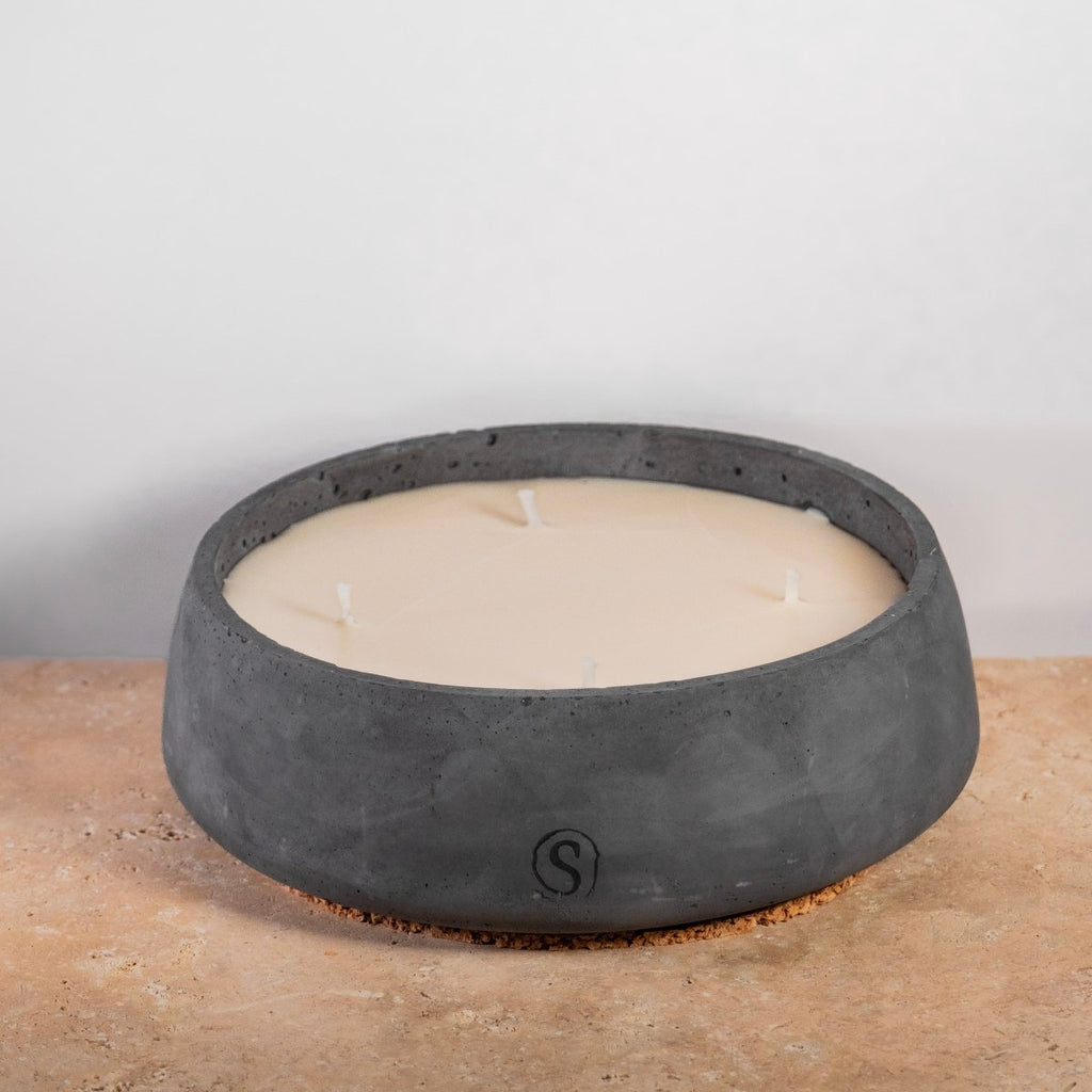 "Bougie d’intérieur en béton noire faite main en Provence – Siwa Candles"