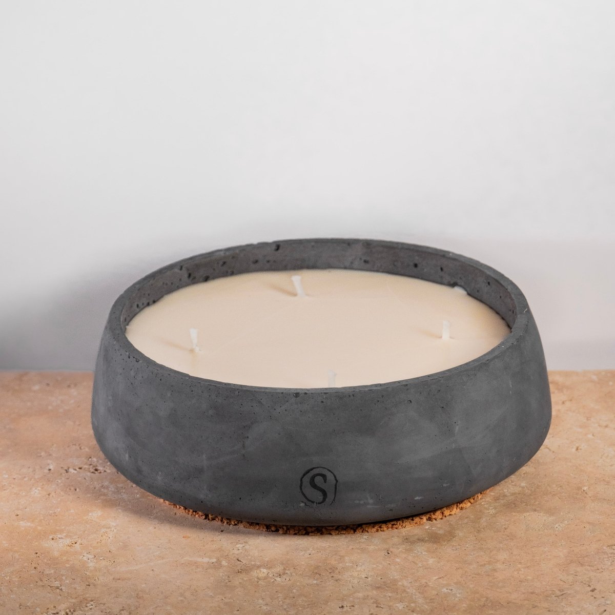 "Bougie d’intérieur en béton noire faite main en Provence – Siwa Candles"