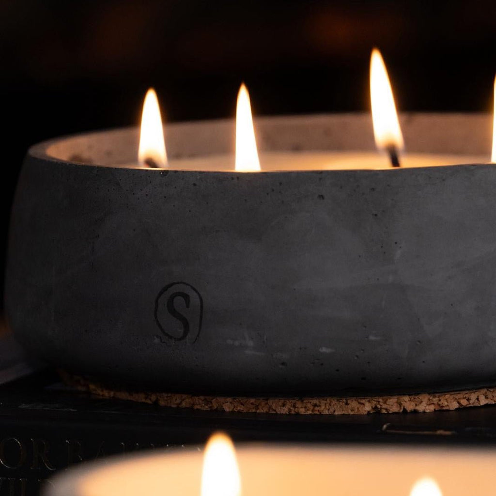 "Bougie d’intérieur en béton noire faite main en Provence – Siwa Candles"