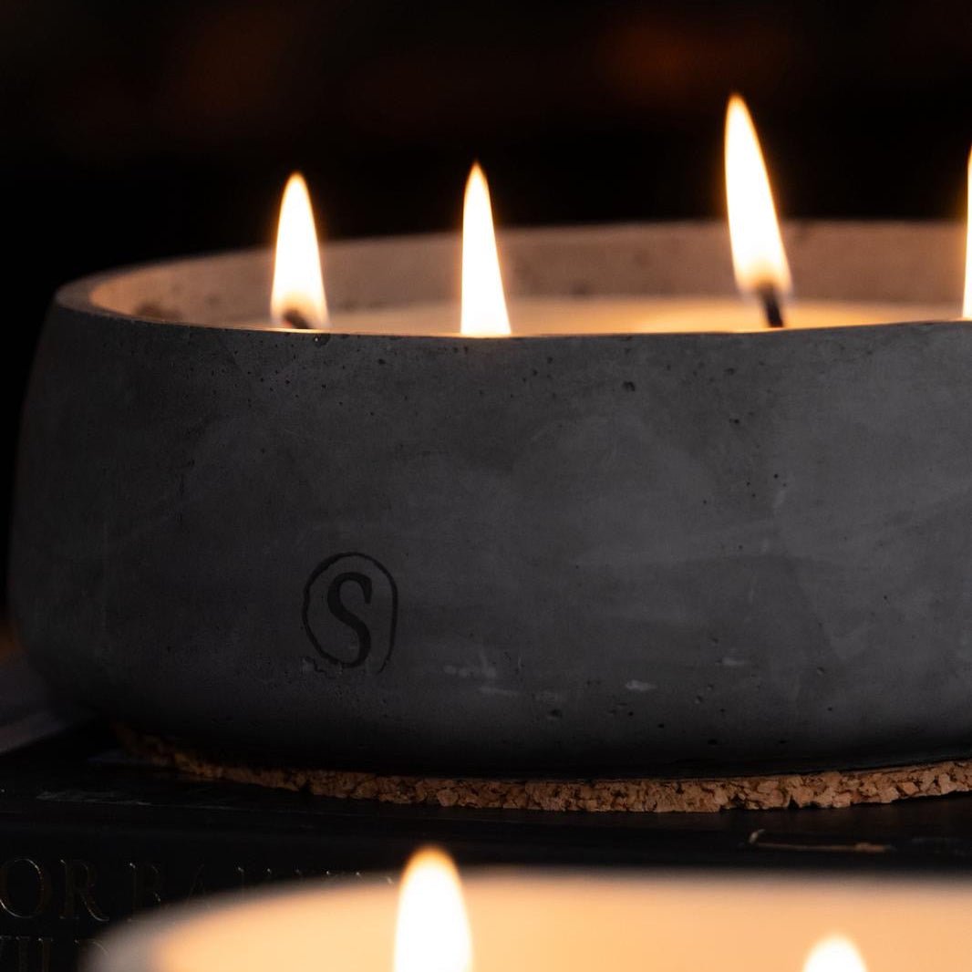 "Bougie d’intérieur en béton noire faite main en Provence – Siwa Candles"