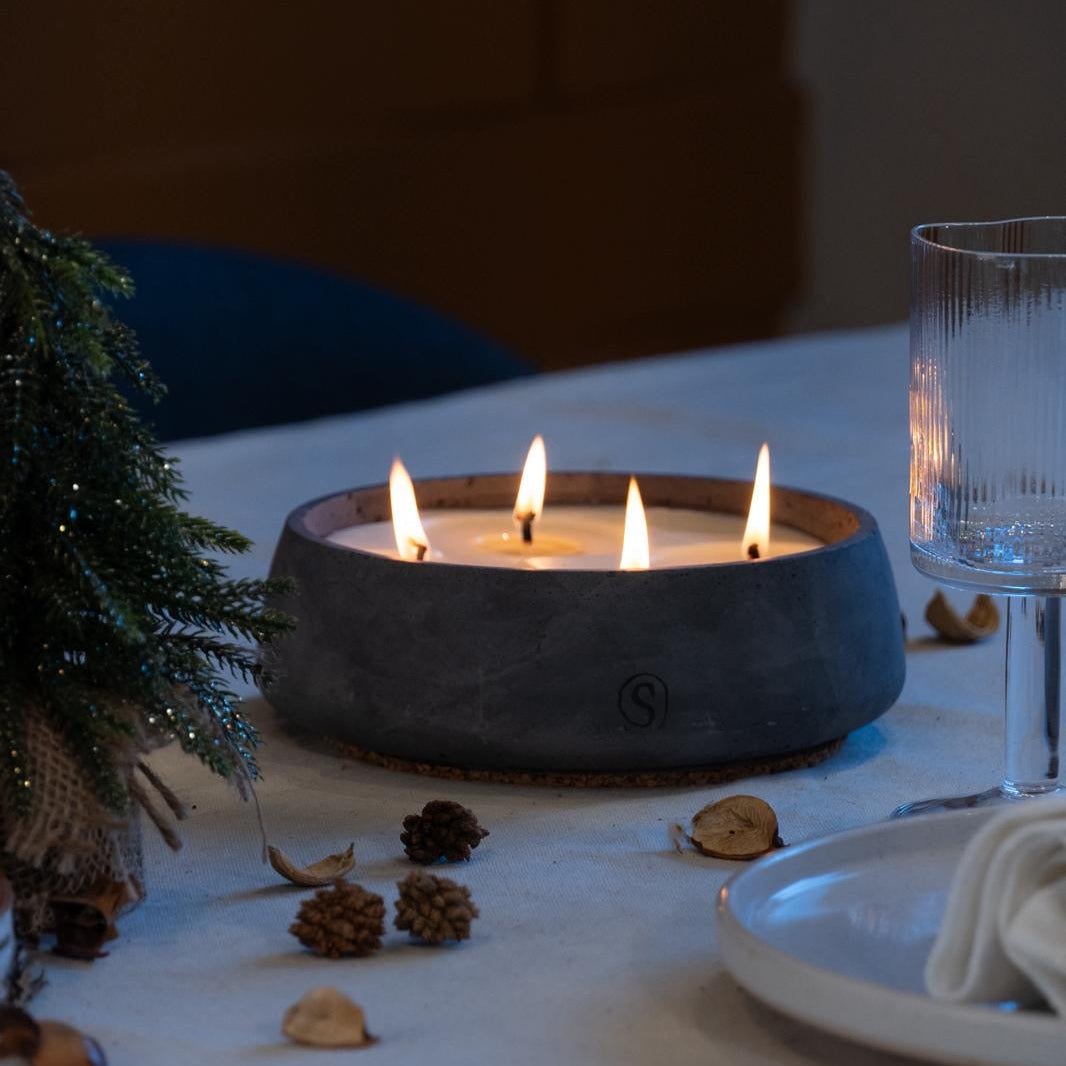 "Bougie d’intérieur en béton noire faite main en Provence – Siwa Candles"