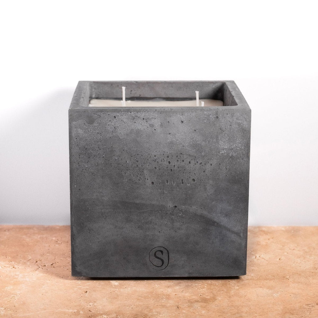 "Bougie d’intérieur en béton noire faite main en Provence – Siwa Candles"