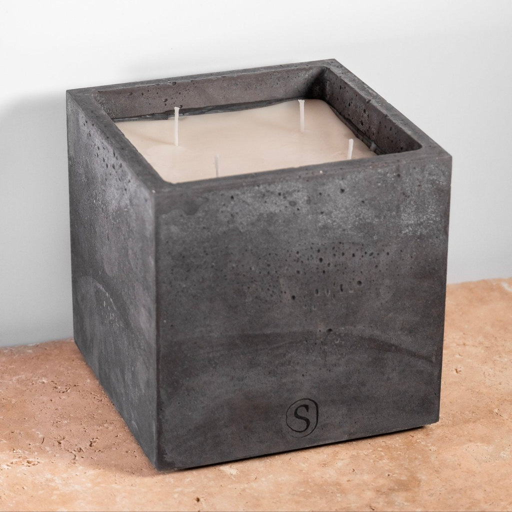 "Bougie d’intérieur en béton noire faite main en Provence – Siwa Candles"