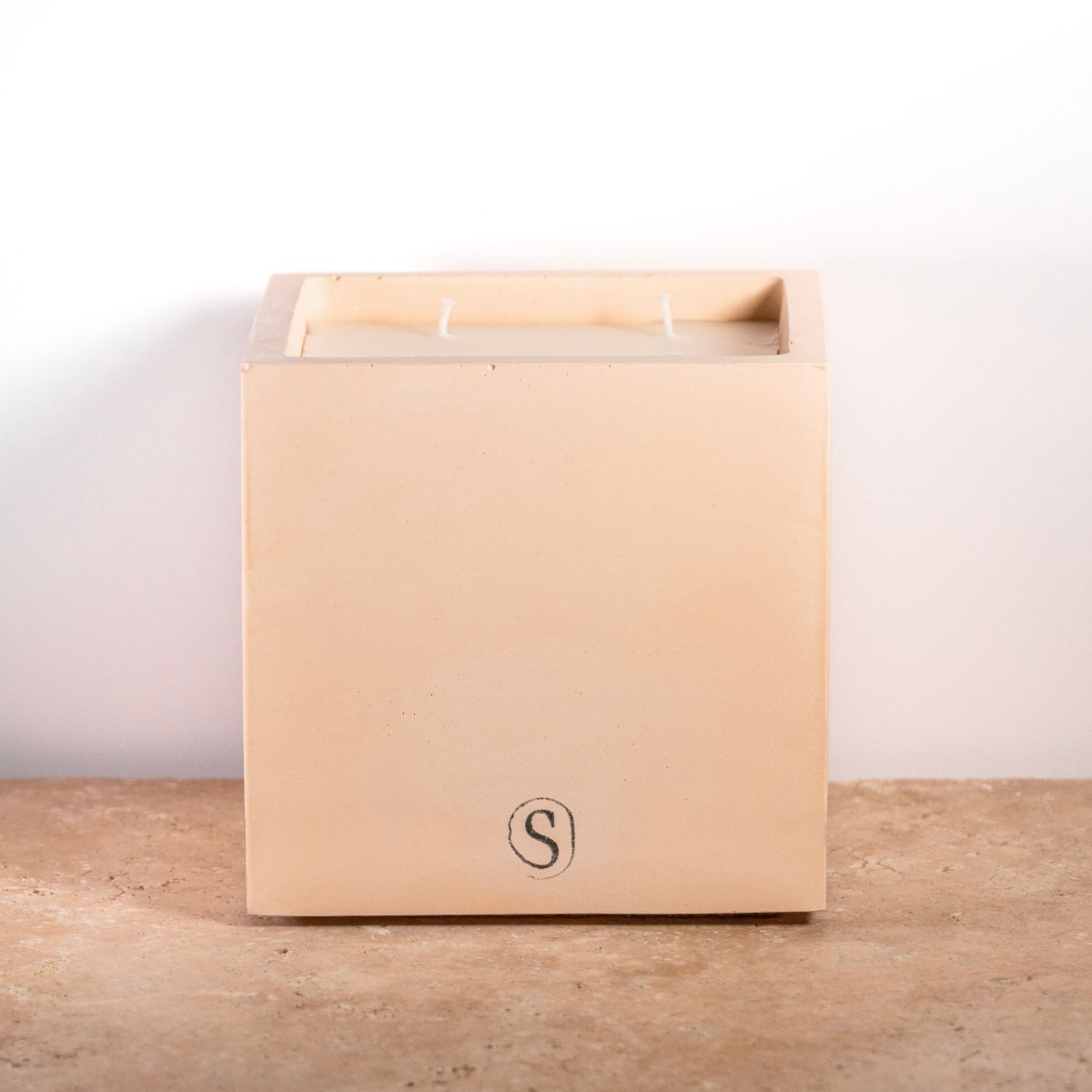 "Bougie d’intérieur en béton orange faite main en Provence – Siwa Candles"