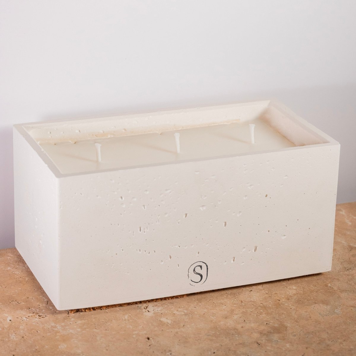 "Bougie d’intérieur en béton blanche faite main en Provence – Siwa Candles"