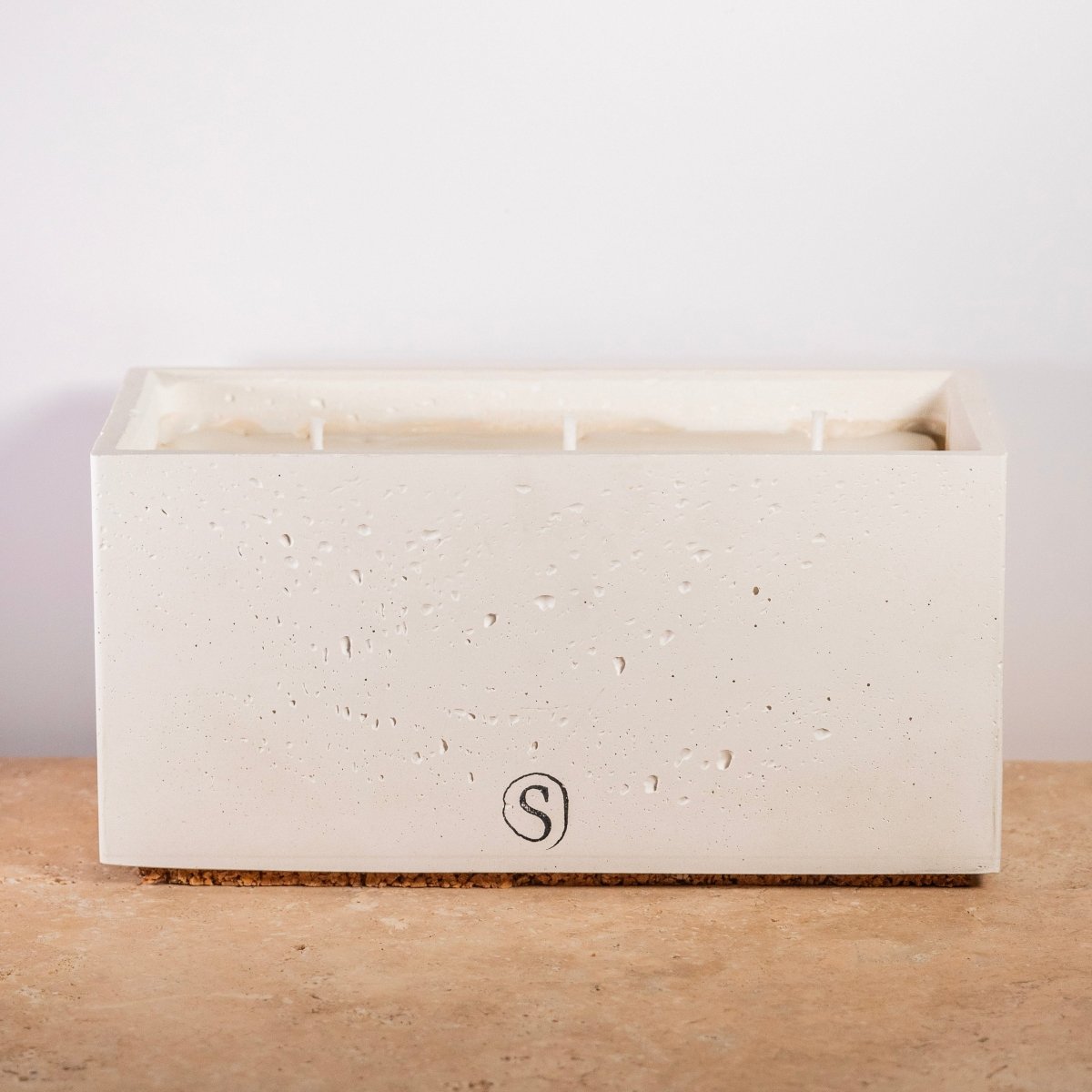 "Bougie d’intérieur en béton blanche faite main en Provence – Siwa Candles"