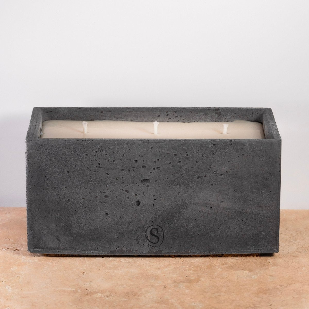 "Bougie d’intérieur en béton noire faite main en Provence – Siwa Candles"