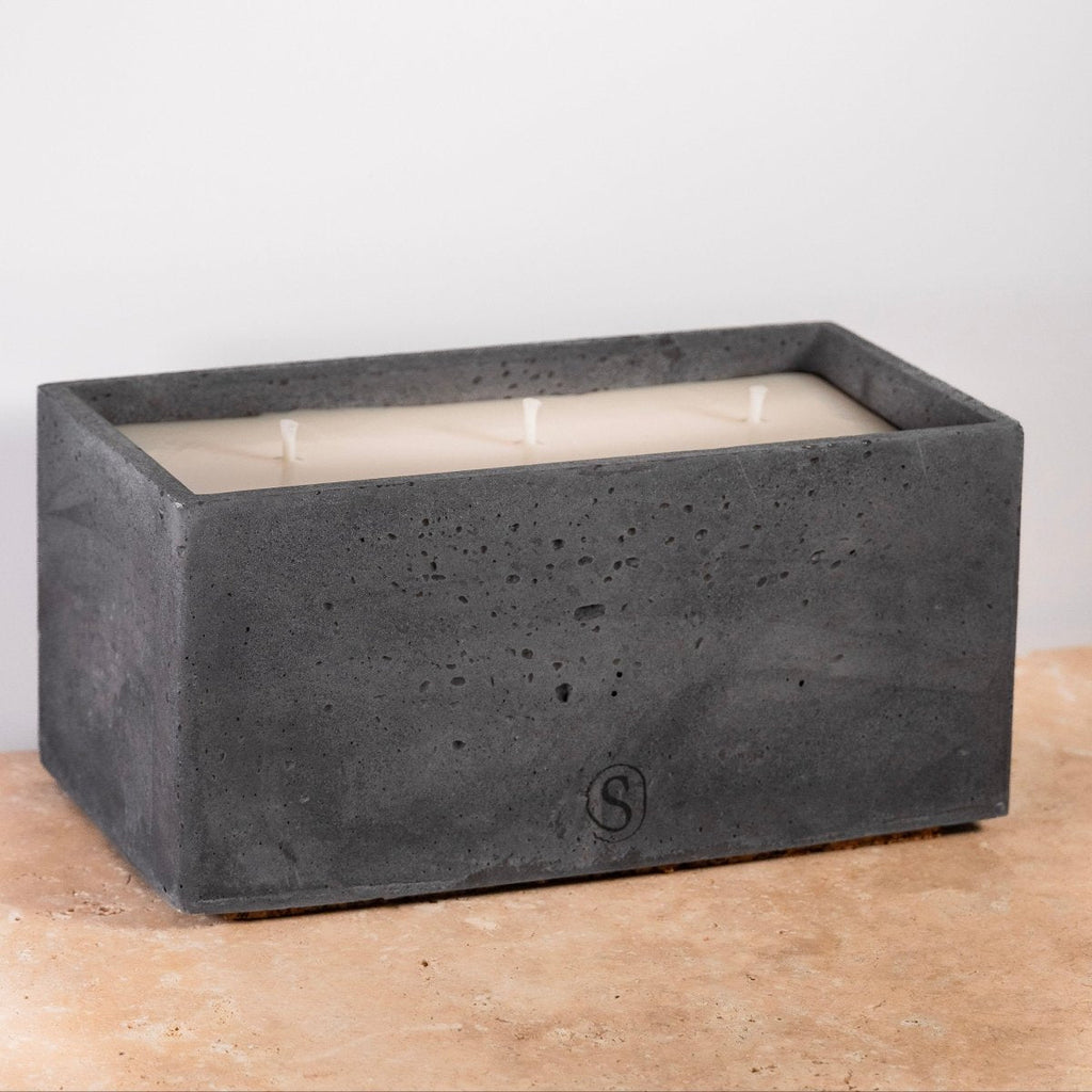 "Bougie d’intérieur en béton noire faite main en Provence – Siwa Candles"
