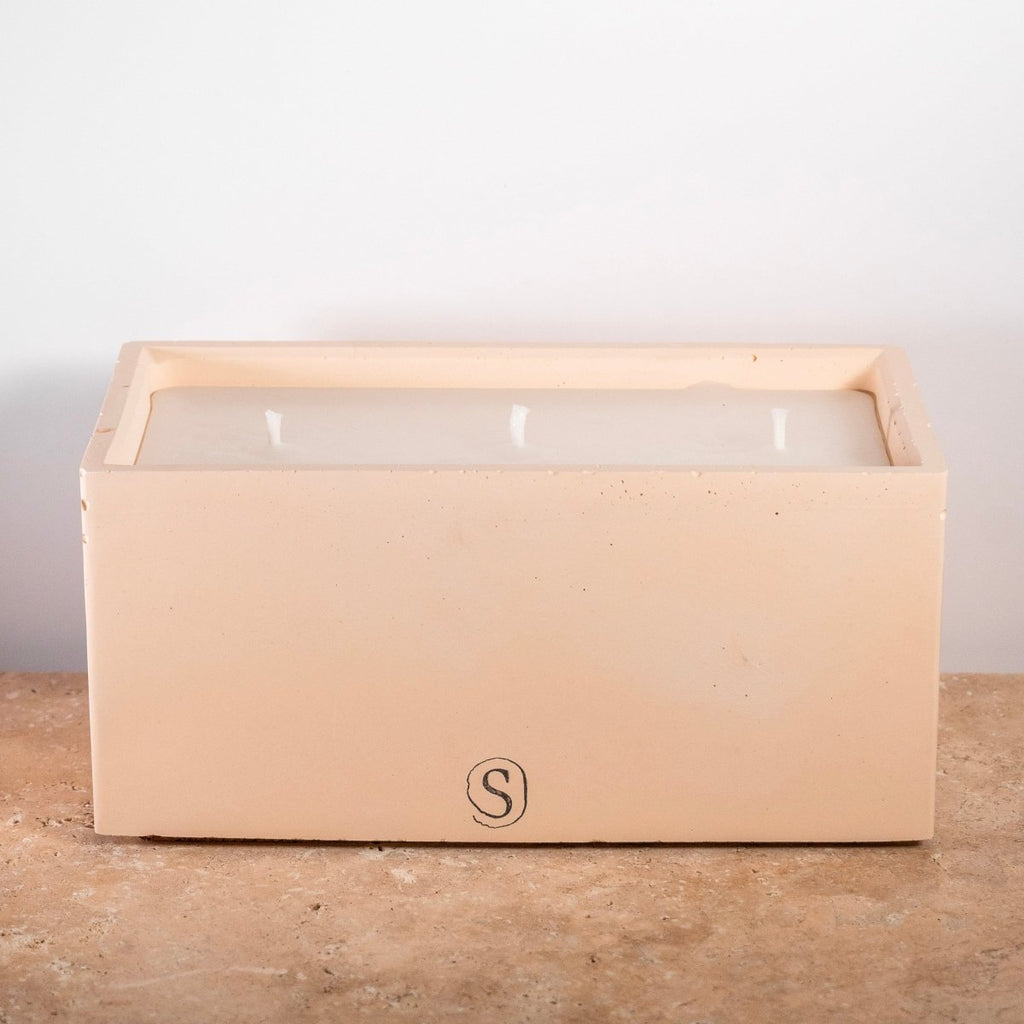 "Bougie d’intérieur en béton orange faite main en Provence – Siwa Candles"