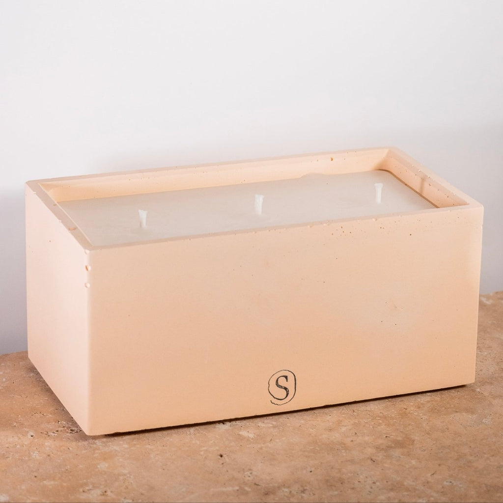 "Bougie d’intérieur en béton orange faite main en Provence – Siwa Candles"